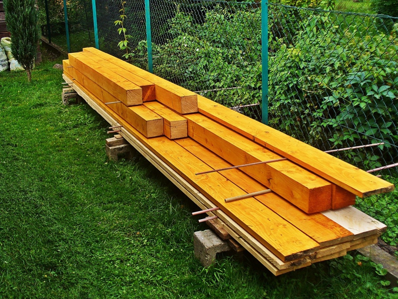 menuisier-MAZAUGUES-min_boards_the_rafters_joinery_tree_painting_wood_colored_paint-871508