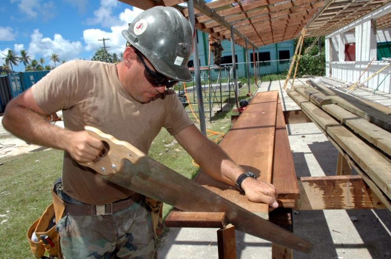 menuisier-MAZAUGUES-min_worker_construction_building_carpenter_male_job_build_helmet-893290